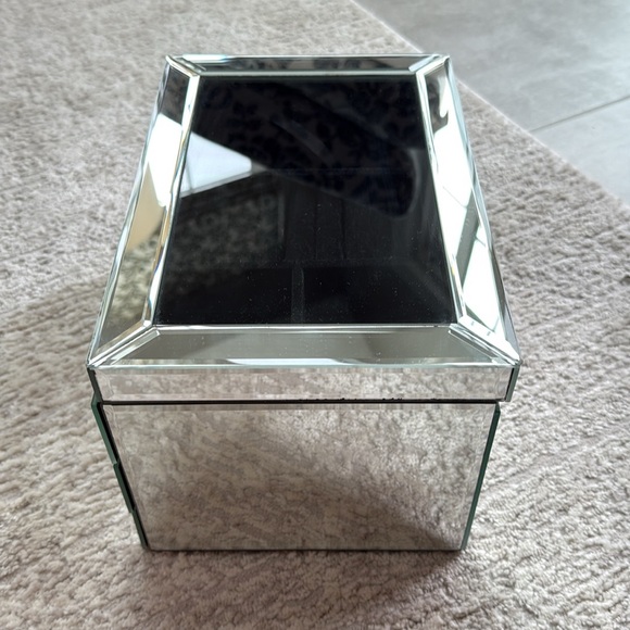 Tahari 2-Drawer, See-Thru Top, 24 Rings, 3 Top Compartment, Mirrored Jewelry Box - Picture 7 of 16